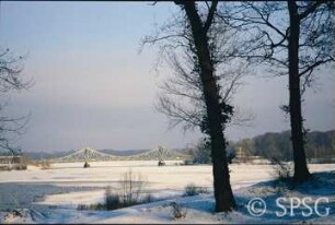 Potsdam, Blick über die Havel zur Glienicker Brücke.
