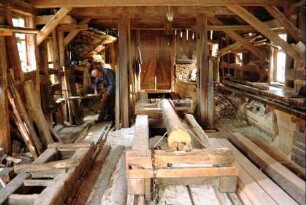 Innenansicht der Schneidemühle im OT Meernach, Müller bei der Arbeit