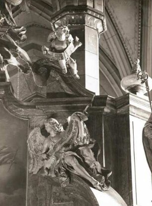 Bautzen. Dom St. Petri. Katholischer Teil. Hochaltar. Zwei Engel, Bekrönung, rechte Seite