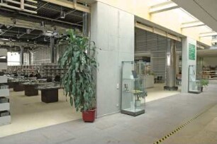 Ausstellungsvitrinen zum Leben und Schaffen von Prof. Dr. Bruno Tietz (1933-1995; Professor für Betriebswirtschafts- und Handelslehre an der Universität des Saarlandes)