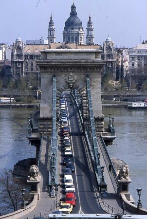 Budapest - Kettenbrücke : Blick auf die Kettenbrücke. Aufgenommen in Budapest 2001