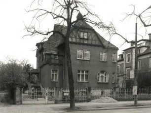 Dresden-Strehlen, Karcherallee 31. Villa (A. 20. Jh.). Straßenansicht mit Hauseingang