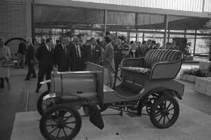 Ausstellung "Fahrzeuge unseres Jahrhunderts" in der Nancyhalle, veranstaltet vom Verein "Verkehrsmuseum Karlsruhe e.V."