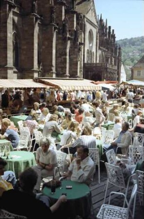 Freiburg: Besetzte Tische beim "Engel", Hintergrund Münster
