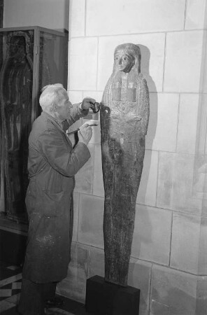Staatliche Museen, ägyptische Abteilung Restaurator Rudolf Kuhn bei der Arbeit