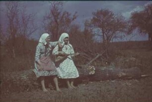 Zweiter Weltkrieg. Sowjetunion. Zur Einquartierung (wahrscheinlich in der Ukraine). Zwei Bauernmädchen mit Balalaika