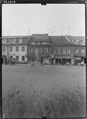 Torgau, Breite Straße. Wohnhäuser mit Läden (Kaffeehaus und Bekleidungsgeschäft Ludwig Bücker). Straßenfront