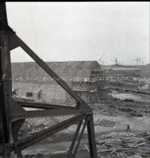 Schutzbunker am Trockendock für deutsche U-Boote im Hafen von Lorient an der französischen Atlantikküste