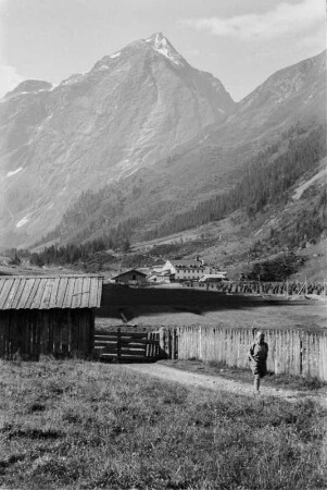Siedlung : Siedlung im Tal am Fuße eines Bergmassivs.