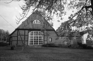 Schüttenkaten: Bauernhaus: rechts Anbau: davor Grünfläche und Bäume