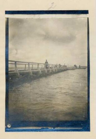 Foto einer Landebrücke am Seestrand bei Gribiany