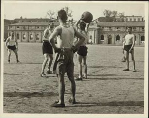 Potsdam. Männer spielen Völkerball am alten Marstall