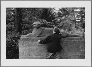 Ralph Giordano vor der steinernen Skulptur eines Raubtieres, Hamburg
