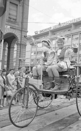 Schnauferl-Parade zum Gedenken an Carl Benz, organisiert vom Festausschuss Karlsruher Fastnacht.