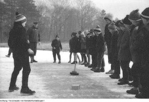Winter in Dresden, Katzen im Schnee, Treibeis auf der Elbe, Schneetreiben am Postplatz, Frau beim Streuen des Gehweges, Pioniere beim Wintersport: Rodeln, Eislaufen, Eisstockschießen, 1959 - 1963