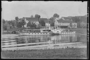 Niederlommatzsch. Gasthof mit Elbe und Dampfer Bodenbach