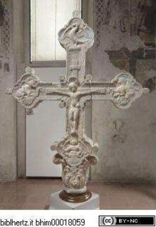 Kreuz mit Madonna und Franziskanerheiligen auf der einen und Kreuzigung und Evangelistensymbolen auf der anderen Seite