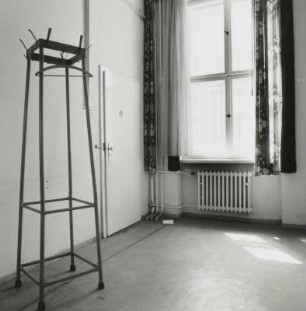 2. Obergeschoß. Personalraum mit Garderobenständer