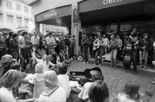 Freiburg i. Br.: Jazzkapelle mit Bass an der Ecke Rathausgasse