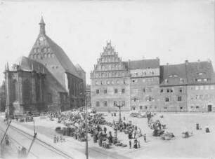 Freiberg, Untermarkt mit Verkaufsständen. Westseite mit Dom St. Marien und Domherrenhof (Stadt- und Bergbaumuseum)