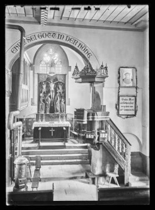 Kirche Kreuzwertheim, Innenraum mit Altar