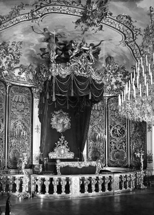 Bett mit Baldachin : Bett mit Baldachin (1884/1886; E. Drollinger). Linderhof (Ettal), Schloss Linderhof, Schlafzimmer