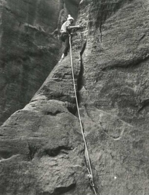 Sächsische Schweiz. Schrammsteine, Dreifingerturm. Seilschaft G. Walpert am Strubichweg (V)