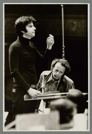 Anton Kuerti und Hartmut Haenchen : Porträt Hartmut Haenchen (Dirigent), am Pult mit Anton Kuerti (Pianist), während der Probe für das Konzert am 05.01.1980 mit dem Orchester der Komischen Oper Berlin (W. A. Mozart, Konzert für Klavier und Orchester B-Dur: KV 5) in der Komischen Oper Berlin