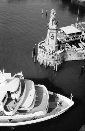 Lindau: Löwendenkmal an der Hafeneinfahrt, vom Leuchtturm aus mit vorbeifahrendem Schiff, von oben