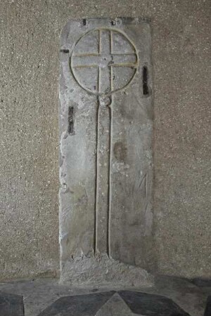 Grabstein mit Ritzzeichnung eines Stabkreuzes