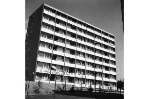 Hochhaus der Gemeinnützigen Wohnstättengenossenschaft eG Bad Oldesloe: davor Grünanlage
