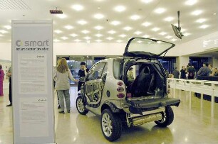 Personenkraftwagen vom Typ "Smart" im Foyer