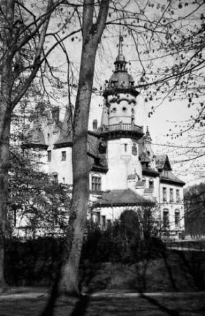 Herrenhaus: Kinderheim: Außenansicht von Südwesten: vorn Bäume und Hecke