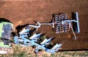 Fotografie: Bodenbearbeitungsgerät, Volldrehpflug, Packerwalze