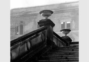 Teilansicht der Freitreppe der Nationalgalerie mit Blick zum Neuen Museum