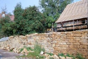 Haus wie voriges Bild und Natursteinmauer
