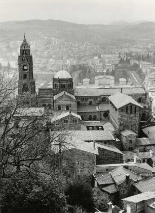 Blick über Le Puy mit ihrer Kathedrale