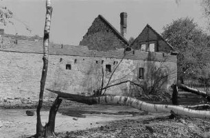 Durch Kampfhandlungen zerstörtes Wohn- und Stallgebäude in einem Lausitzer Dorf