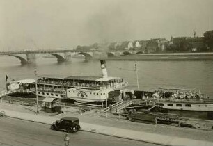 Dresden. Blick von der Brühlschen Terrasse nach Nordwesten auf den Dampfer "Dresden" (1926, Werft Laubegast) über die Elbe zur Augustusbrücke und zur Neustadt