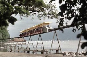 Lausanne: Monorail über dem Seeufer