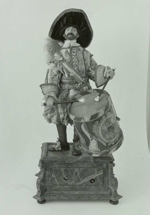 Figurine eines Trommlers : Figurine eines Trommlers. Sächsisch, Anfang 18. Jahrhundert. Textiles, Holz; Höhe 69 cm, Figur 52 cm. Staatliche Kunstsammlungen Dresden (SKD), Rüstkammer E 308