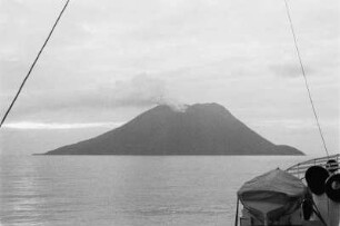Stromboli : Blick von einem Schiff auf den Vulkan Stromboli.