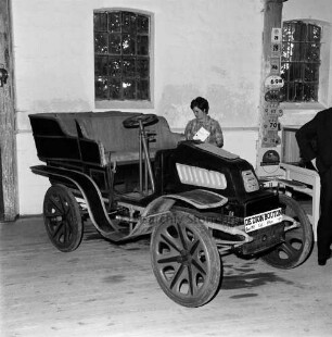 Automuseum: neben Herrenhaus Tremsbüttel: Innenansicht: Oldtimer "De Dion Bouton", Baujahr 1903: Besucher