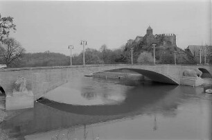 Giebichensteinbrücke mit Skulptur Kuh und Hengst : Giebichensteinbrücke (1926-1928; A. Heilmann, P. Thiersch). Blick über die Saale gegen Burg Giebichenstein