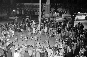 Freiburg: Rathausplatz; Tanz der Narren um den Narrenbaum