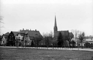 Kurparkallee: Wohnhäuser, Gartenhecken, Gärten: Straßenbäume: vorne Wiese von Kurpark: hinten Peter-Paul-Kirche