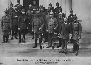 Generalfeldmarschall von Hindenburg im Kreise der Korps-Führer vor dem Armee-Oberkommando