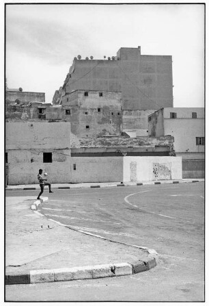 Casablanca. Junger Mann mit Ball an einer Straße