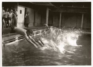 Beim Schwimmen im Städtischen Schwimmbad