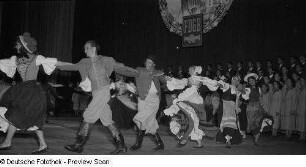 FDGB-Ensemble bei der Aufführung eines Volkstanzes